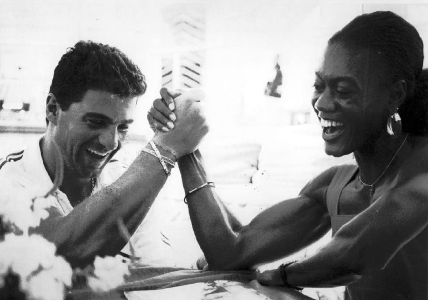 Barcellona, 4 agosto 1992. Braccio di ferro con la sprinter giamaicana Merlene Ottey (Ap)